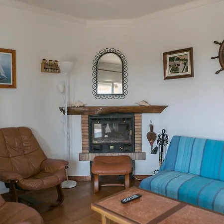 Апартаменты 2 Bedroom Semi-detached House In Urb. Torre Gran, L'estartit. Great Garden And Community Pool